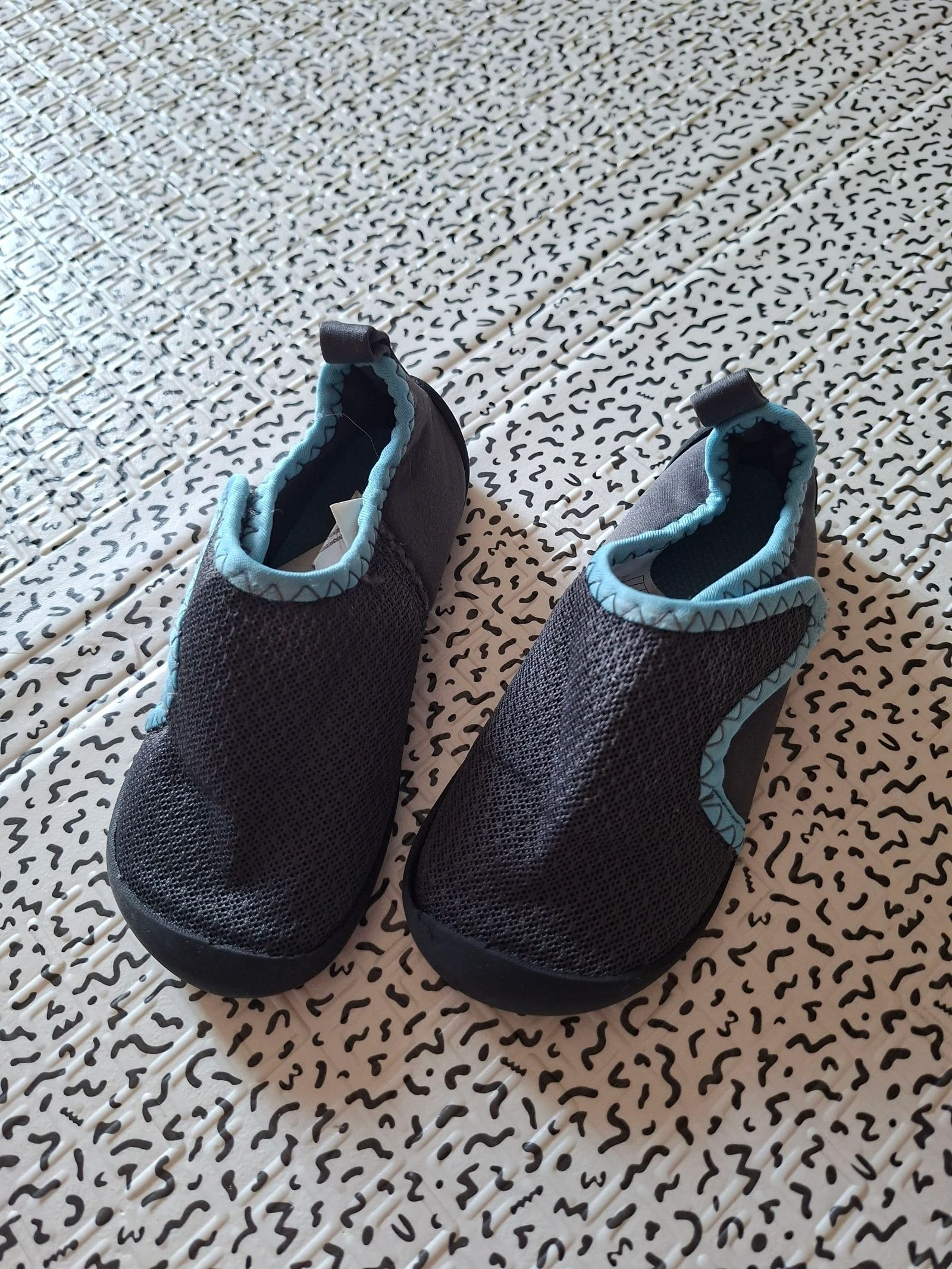 Chaussons aquatiques Decathlon T25 gris/bleu – École, crèche, piscine